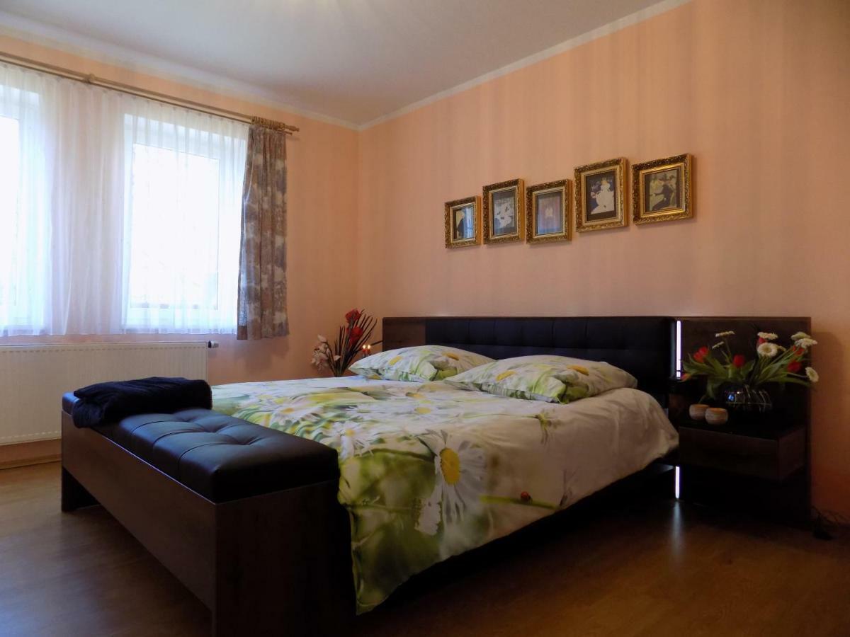 Landhaus Florian Apartamento Rovensko pod Troskami Exterior foto